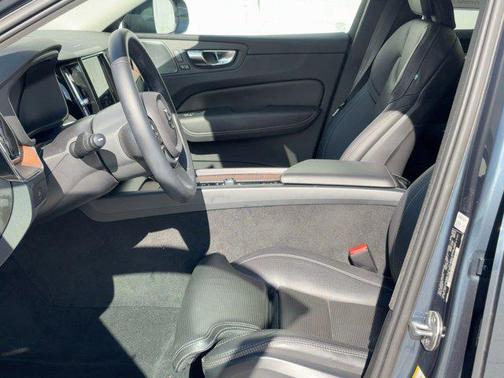 2023 Volvo XC60 Ultimate Bright Theme