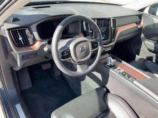 2023 Volvo XC60 Ultimate Bright Theme