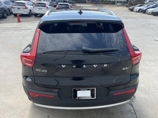 2025 Volvo XC40 B5 Core Bright Theme