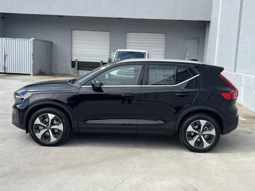 2025 Volvo XC40 B5 Core Bright Theme