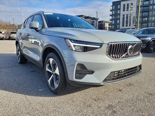 2025 Volvo XC40 B5 Core Bright Theme