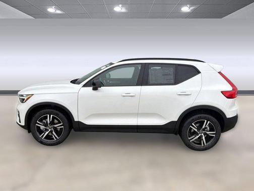 Crystal White 2026 Volvo XC40 Core, B5 AWD Gas (mild hybrid), Dark
