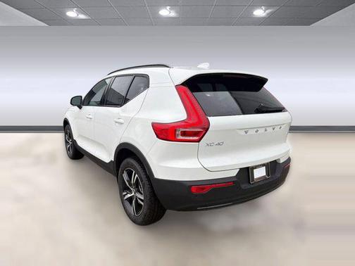 Crystal White 2026 Volvo XC40 Core, B5 AWD Gas (mild hybrid), Dark