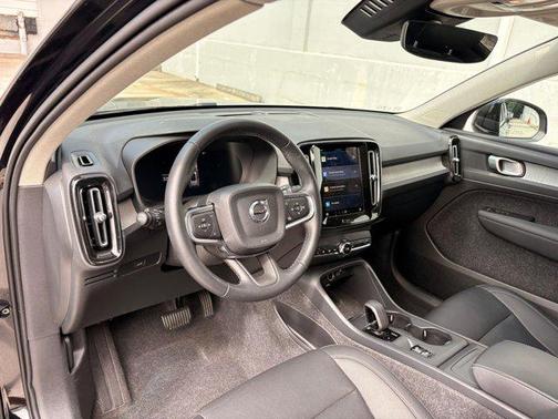 2025 Volvo XC40 B5 Core Bright Theme