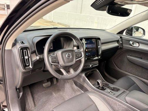 2025 Volvo XC40 B5 Core Bright Theme