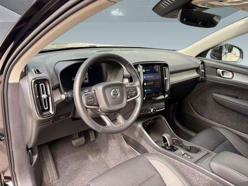 2025 Volvo XC40 B5 Core Bright Theme