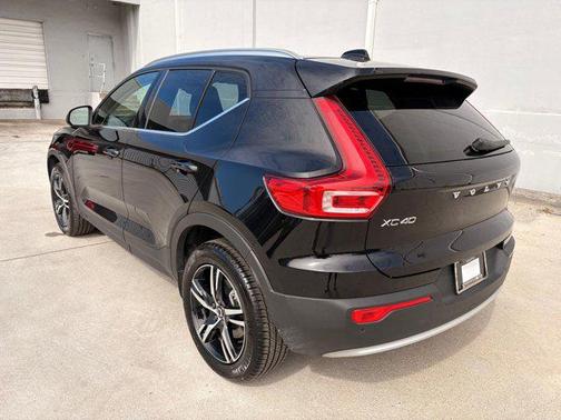 2025 Volvo XC40 B5 Core Bright Theme