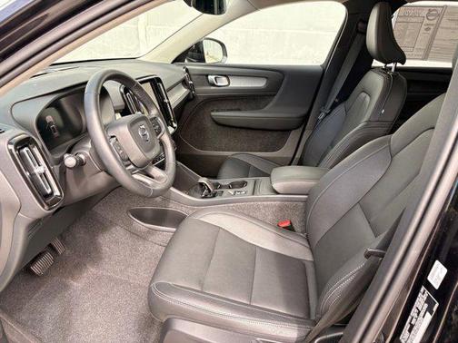 2025 Volvo XC40 B5 Core Bright Theme