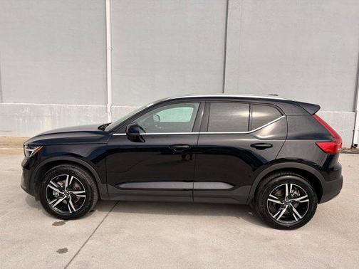 2025 Volvo XC40 B5 Core Bright Theme