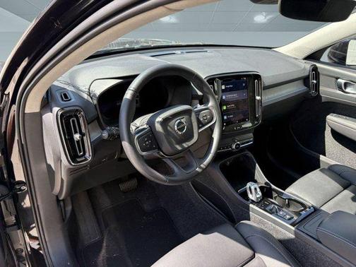 2025 Volvo XC40 B5 Plus Bright Theme