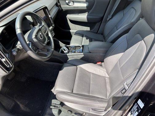 2025 Volvo XC40 B5 Plus Bright Theme