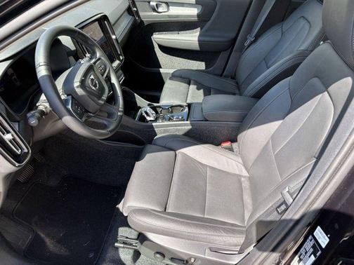 2025 Volvo XC40 B5 Plus Bright Theme