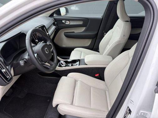2025 Volvo XC40 B5 Plus Dark Theme
