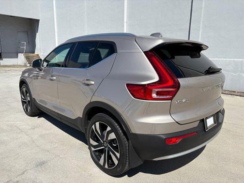 2024 Volvo XC40 B5 Plus Bright Theme
