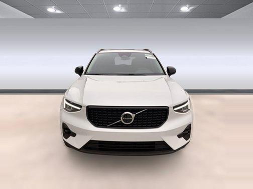 2026 Volvo XC40 Plus, B4 FWD Gas (mild hybrid), Dark