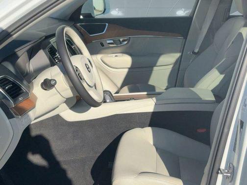 2021 Volvo XC90 Recharge Plug-In Hybrid T8 Inscription Expression 7 Passenger