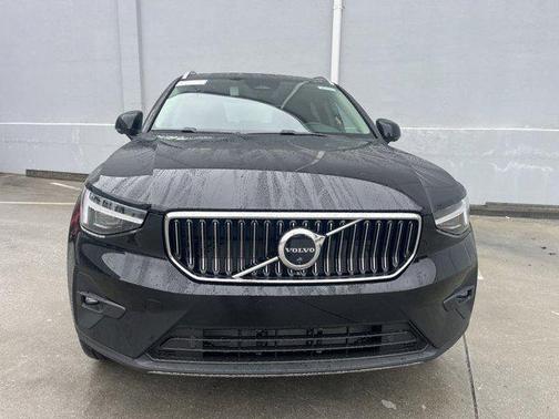 2025 Volvo XC40 B5 Ultra Bright Theme