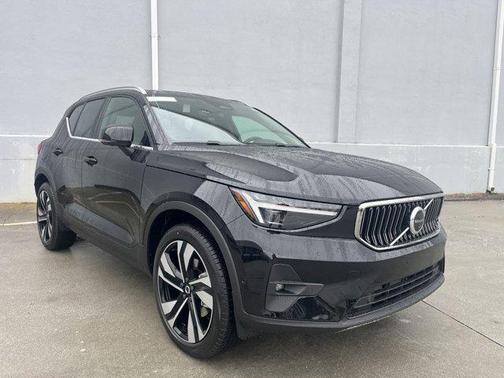 2025 Volvo XC40 B5 Ultra Bright Theme