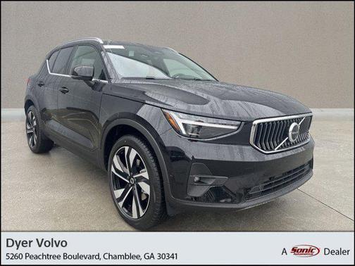 2025 Volvo XC40 B5 Ultra Bright Theme