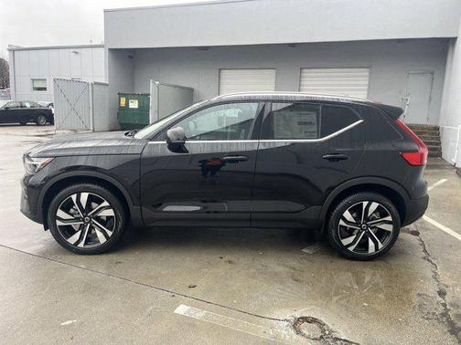 2025 Volvo XC40 B5 Ultra Bright Theme