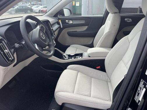2025 Volvo XC40 B5 Plus Bright Theme