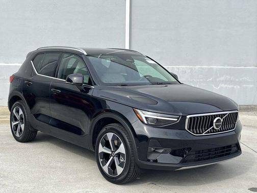 2025 Volvo XC40 B5 Plus Bright Theme