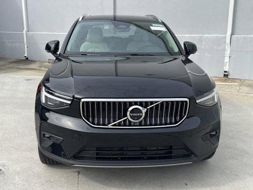 2025 Volvo XC40 B5 Plus Bright Theme