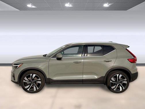 2023 Volvo XC40 B5 Ultimate Bright Theme