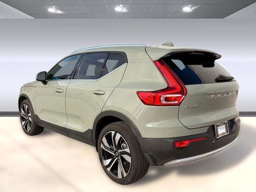 2023 Volvo XC40 B5 Ultimate Bright Theme
