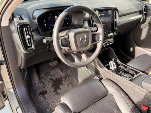 2023 Volvo XC40 B5 Ultimate Bright Theme