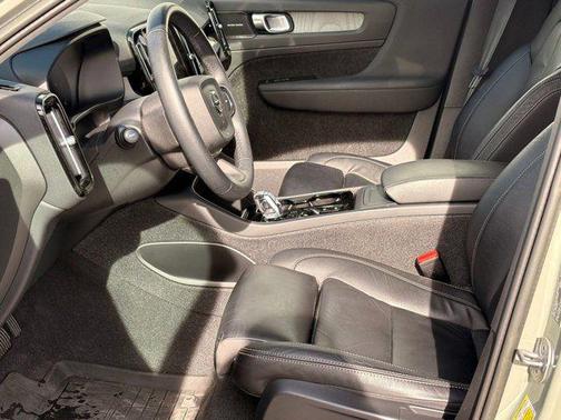 2023 Volvo XC40 B5 Ultimate Bright Theme