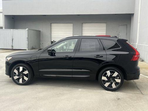2025 Volvo XC60 Plug-In Hybrid T8 Plus