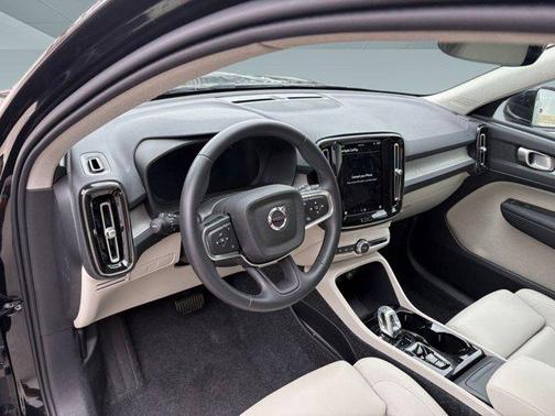 2025 Volvo XC40 B5 Plus Bright Theme