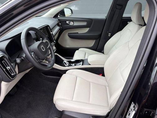 2025 Volvo XC40 B5 Plus Bright Theme