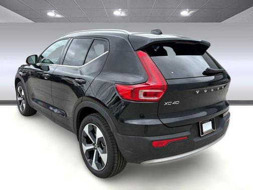 2025 Volvo XC40 B5 Plus Bright Theme