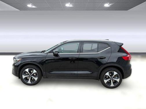 2025 Volvo XC40 B5 Plus Bright Theme
