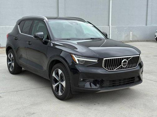 2025 Volvo XC40 B5 Plus Bright Theme