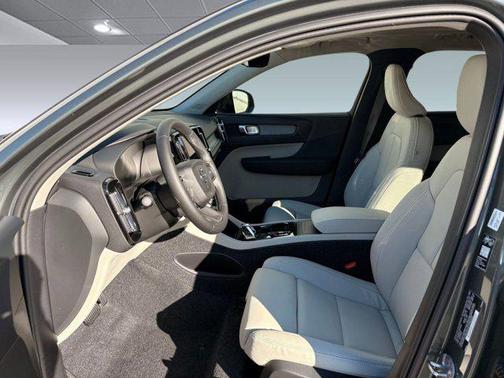 2026 Volvo XC40 B4 Plus
