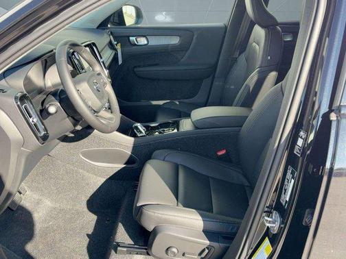 2026 Volvo XC40 Plus, B5 AWD Gas (mild hybrid), Dark