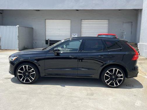 2024 Volvo XC60 B5 Ultimate Dark Theme