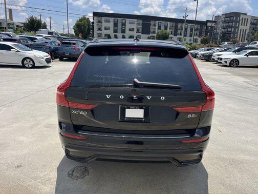 2024 Volvo XC60 B5 Ultimate Dark Theme