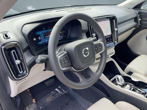 2023 Volvo XC40 B5 Plus Bright Theme