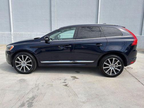 Blue 2017 Volvo XC60 T6 Inscription