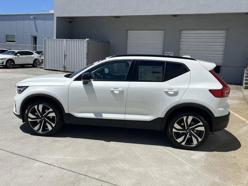 2025 Volvo XC40 B5 Plus Dark Theme
