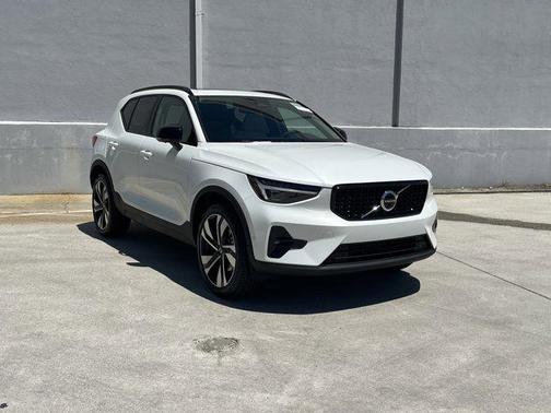 2025 Volvo XC40 B5 Plus Dark Theme