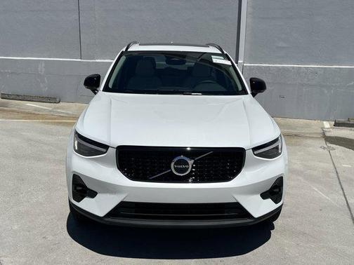 2025 Volvo XC40 B5 Plus Dark Theme