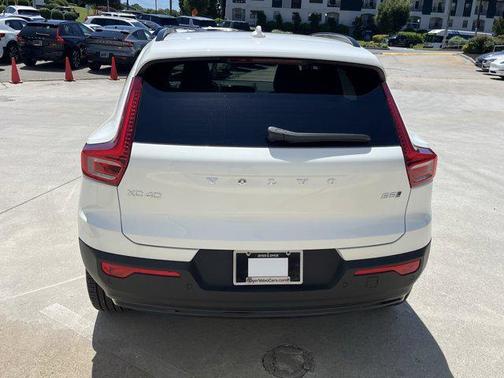 2025 Volvo XC40 B5 Plus Dark Theme