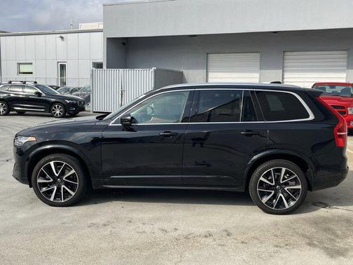 2022 Volvo XC90 T6 Momentum