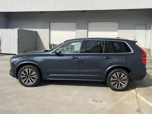 2022 Volvo XC90 T6 Momentum