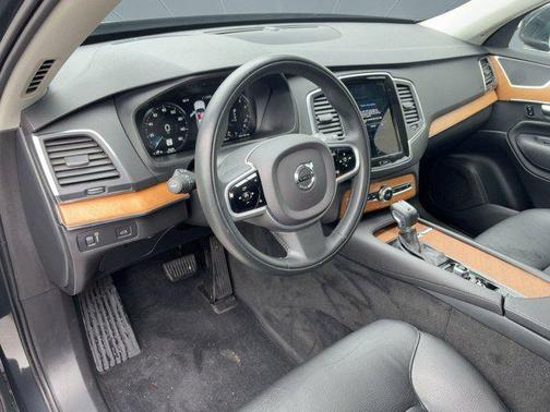 2021 Volvo XC90 T6 Momentum